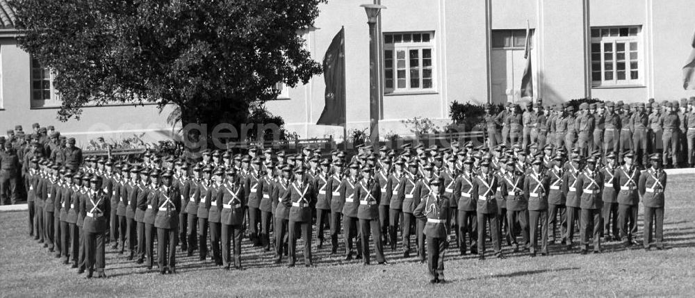 GDR image archive: Ceiba del Agua - Aufstellung des Militärs in der Kaserne General Maceo zu Ehren des Staatsbesuches des Staats- und Parteivorsitzenden der DDR, Erich Honecker, in Kuba. Honecker stattete vom 2