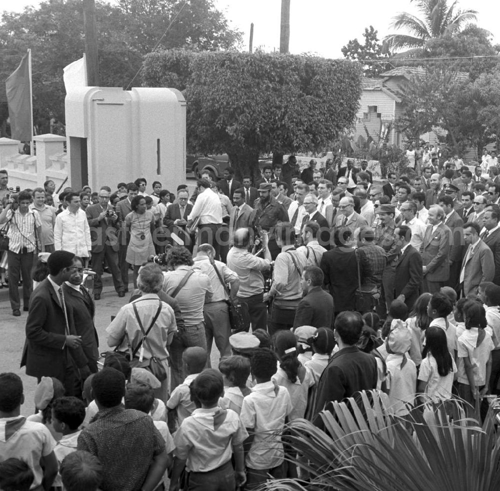 GDR photo archive: Santiago de Cuba - Der kubanische Regierungschef Fidel Castro und der Staats- und Parteivorsitzende der DDR, Erich Honecker, besuchen am das Cuartel Moncada - die ehemalige Moncada-Kaserne und Kultstätte der kubanischen Revolution - in Santiago de Cuba. Honecker stattete vom 2