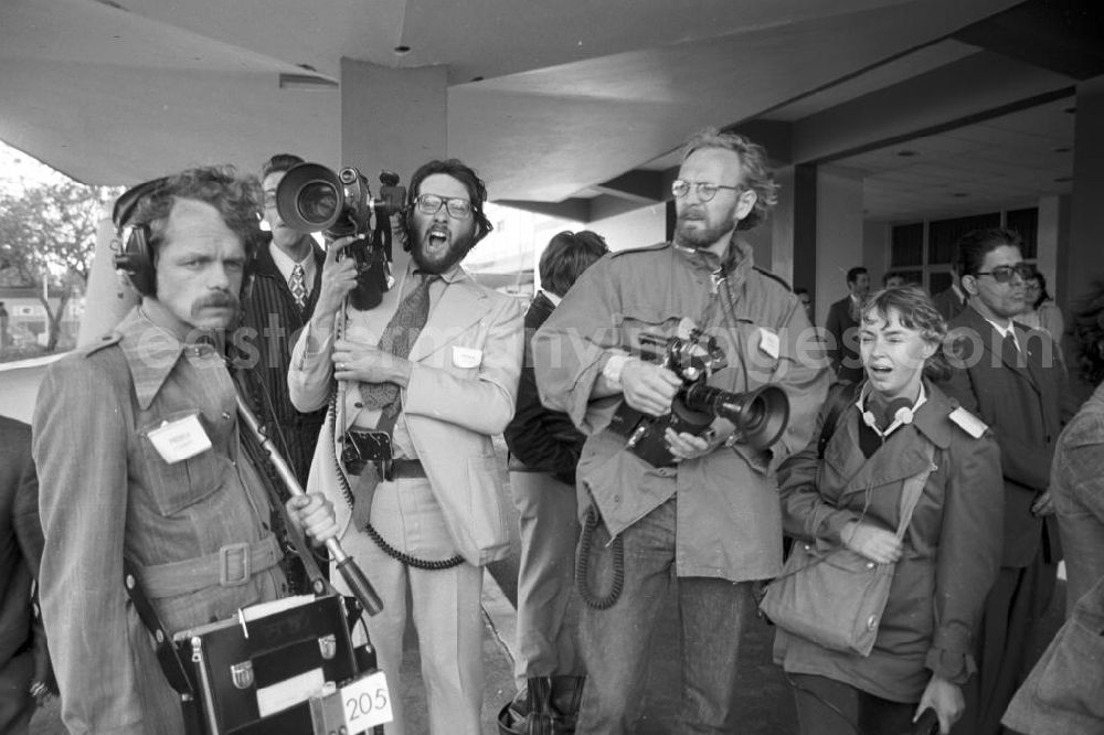 GDR photo archive: Havanna - Vertreter der Presse warten auf die offizielle Verabschiedung des Staats- und Parteivorsitzenden der DDR, Erich Honecker, am Ende seines Staatsbesuchs auf dem Flughafen Havanna-José Martí, um diese in Ton und Bild festzuhalten. Honecker stattete vom 2