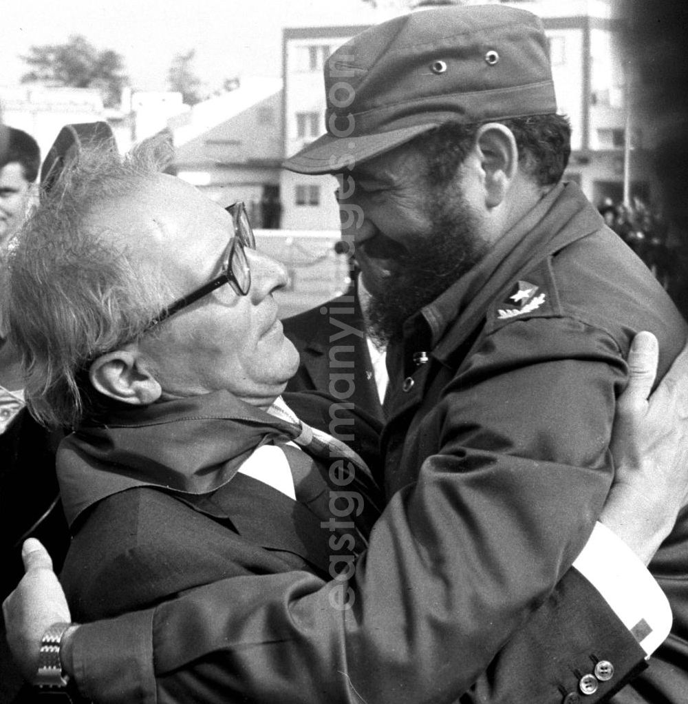 GDR photo archive: Havanna - Mit einer Umarmung verabschieden sich der kubanische Regierungschef Fidel Castro und der Staats- und Parteivorsitzende der DDR, Erich Honecker, auf dem Flughafen Havanna-José Martí. Honecker stattete vom 2