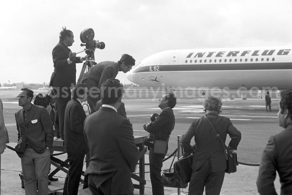GDR image archive: Havanna - Vertreter der Presse halten die Verabschiedung des Staats- und Parteivorsitzenden der DDR, Erich Honecker, am Ende seines Staatsbesuchs auf dem Flughafen Havanna-José Martí in Ton und Bild fest. Honecker stattete vom 2