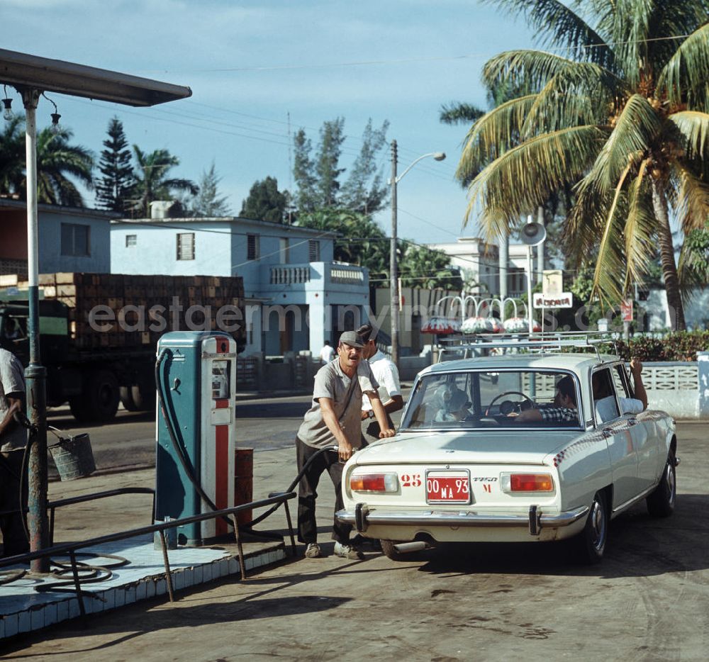 Matanzas: Straßenszene in Matanzas - Kuba. Tankwart betankt einen Alfa Romeo 175