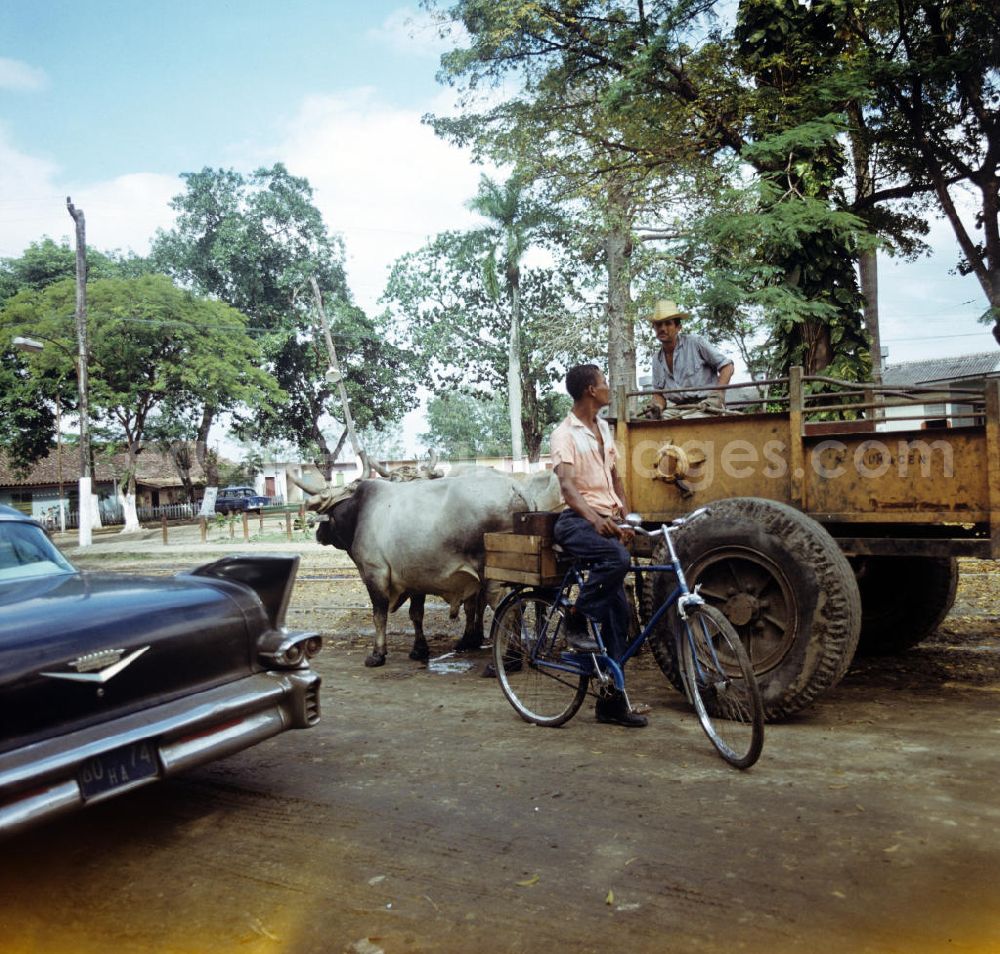 GDR picture archive: Ciego de Ávila - Moderne versus Tradition - Straßenszene in Ciego de Ávila - Kuba. Street scene in Ciego de Ávila - Cuba.