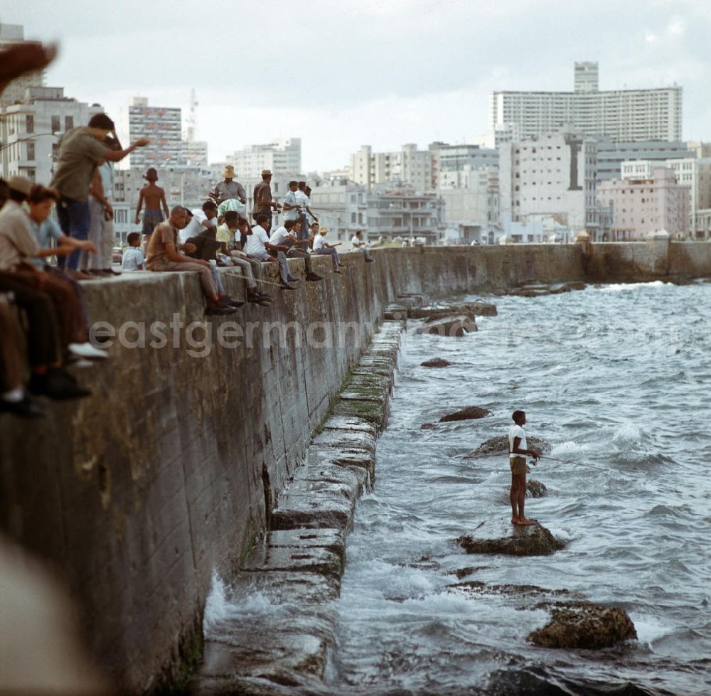 GDR picture archive: Havanna - Angler sitzen auf der Mauer an der acht Kilometer langen Uferpromenade, dem sogenannten Malecón, in der kubanischen Hauptstadt Havanna.