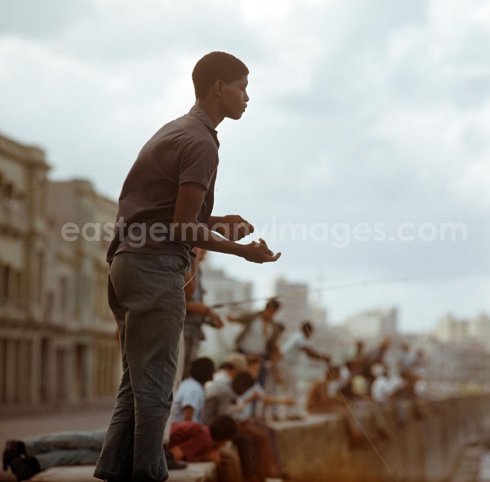 Havanna: Angler auf der Mauer an der acht Kilometer langen Uferpromenade, dem sogenannten Malecón, in der kubanischen Hauptstadt Havanna.
