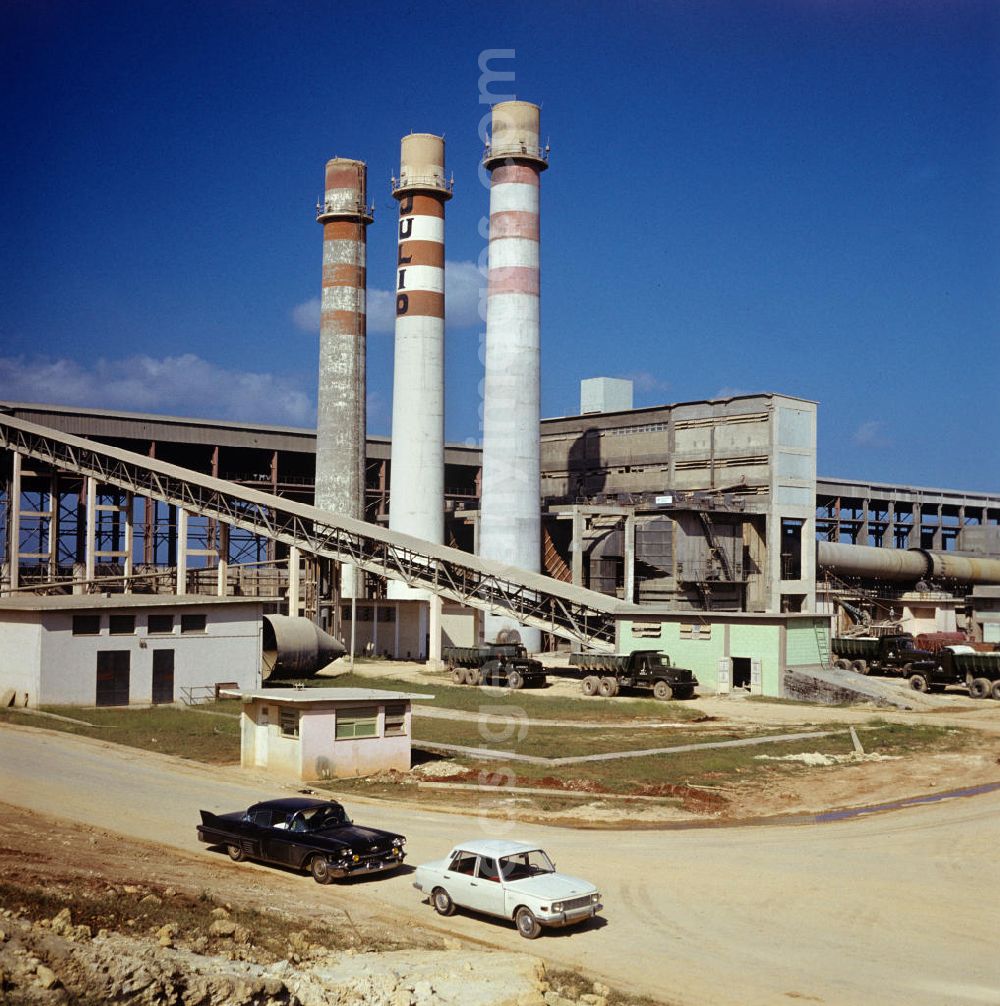 Nuevitas: Blick auf die Zementfabrik in Nuevitas. In den 60er und 7
