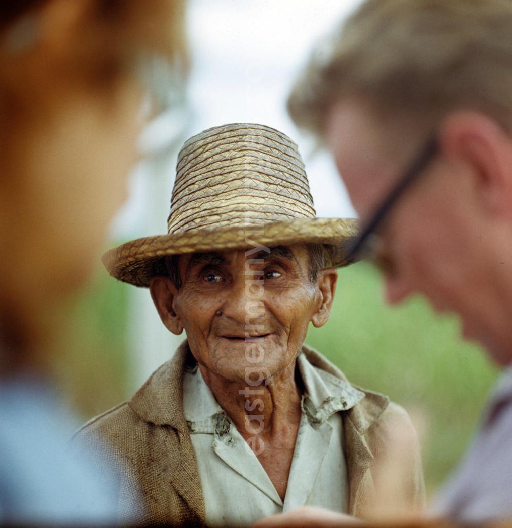 GDR image archive: Ciego de Ávila - Die Zuckerrohrernte - die sogenannte Zafra - erfolgt in Kuba noch meist auf traditionelle Weise, hier ein Arbeiter einer Zuckerrohrplantage. Sugar cane harvest, the so-called Zafra, in Cuba.