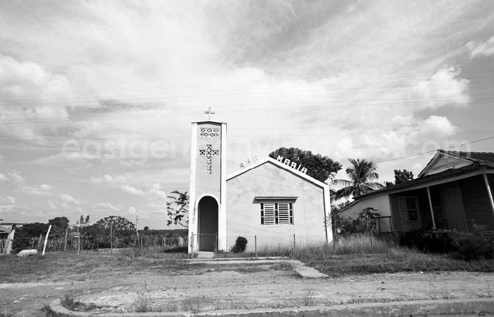 Varadero: Auf dem Weg nach Varadero - Ave Maria steht in großen Buchstaben auf dem Dach der kleinen Dorfkirche.