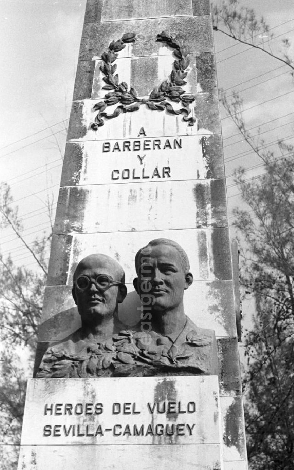 Camagüey: Ein Denkmal in Camagüey erinnert an die historisch bedeutsame Überquerung des Atlantischen Ozeans von Sevilla (Spanien) nach Camagüey (Kuba) durch die Piloten Mariano Barberán und Joaquín Collar.
