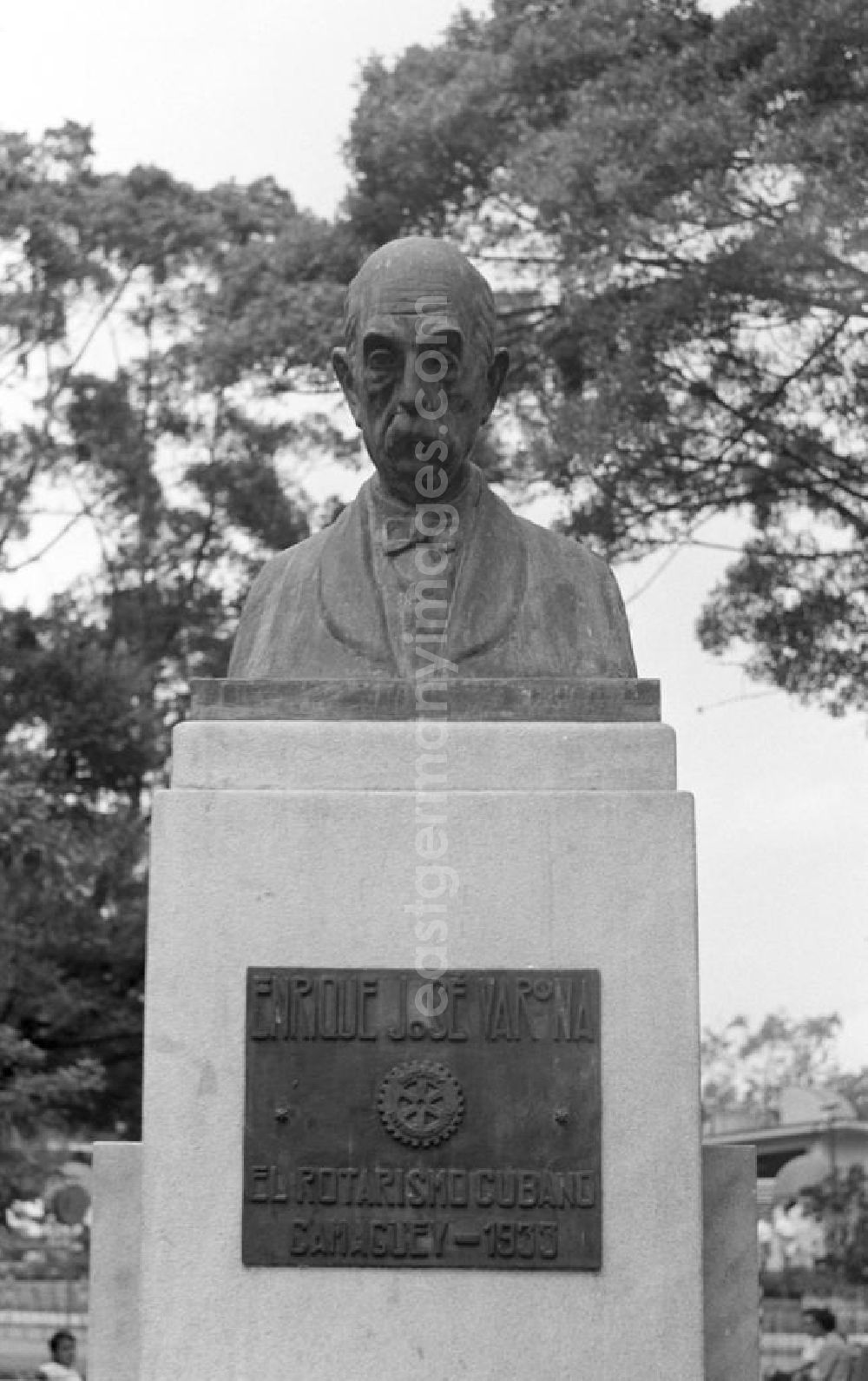 GDR image archive: Camagüey - Blick auf ein Denkmal für Enrique José Varona. Verona kämpfte im 19. Jahrhundert im Unabhängigkeitskrieg gegen Spanien und erlangte Anfang des 2