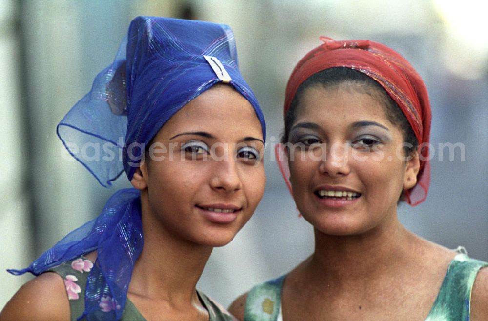 Havanna: Porträt zweier junger Frauen mit Kopftuch und Lockenwickler in Havanna.