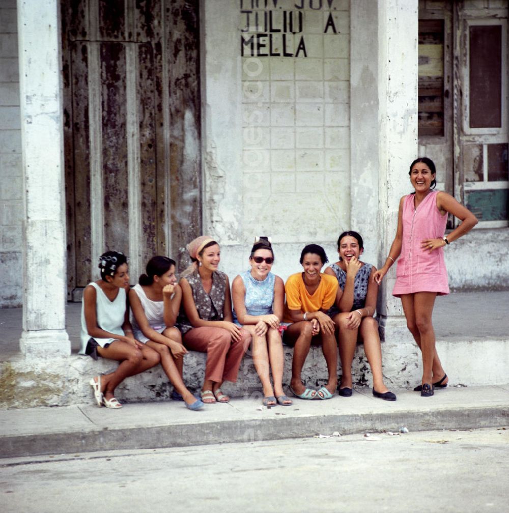 GDR image archive: Gibara - Junge Frauen sitzen auf der Stufe eines Hauses in Gibara in Kuba.