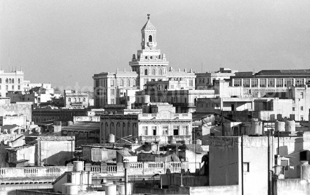 GDR image archive: Havanna - Zwischen Verfall und Moderne - Blick über die ärmlichen Wohnsiedlungen in der kubanischen Hauptstadt Havanna auf das Hotel Gran Caribe Plaza.