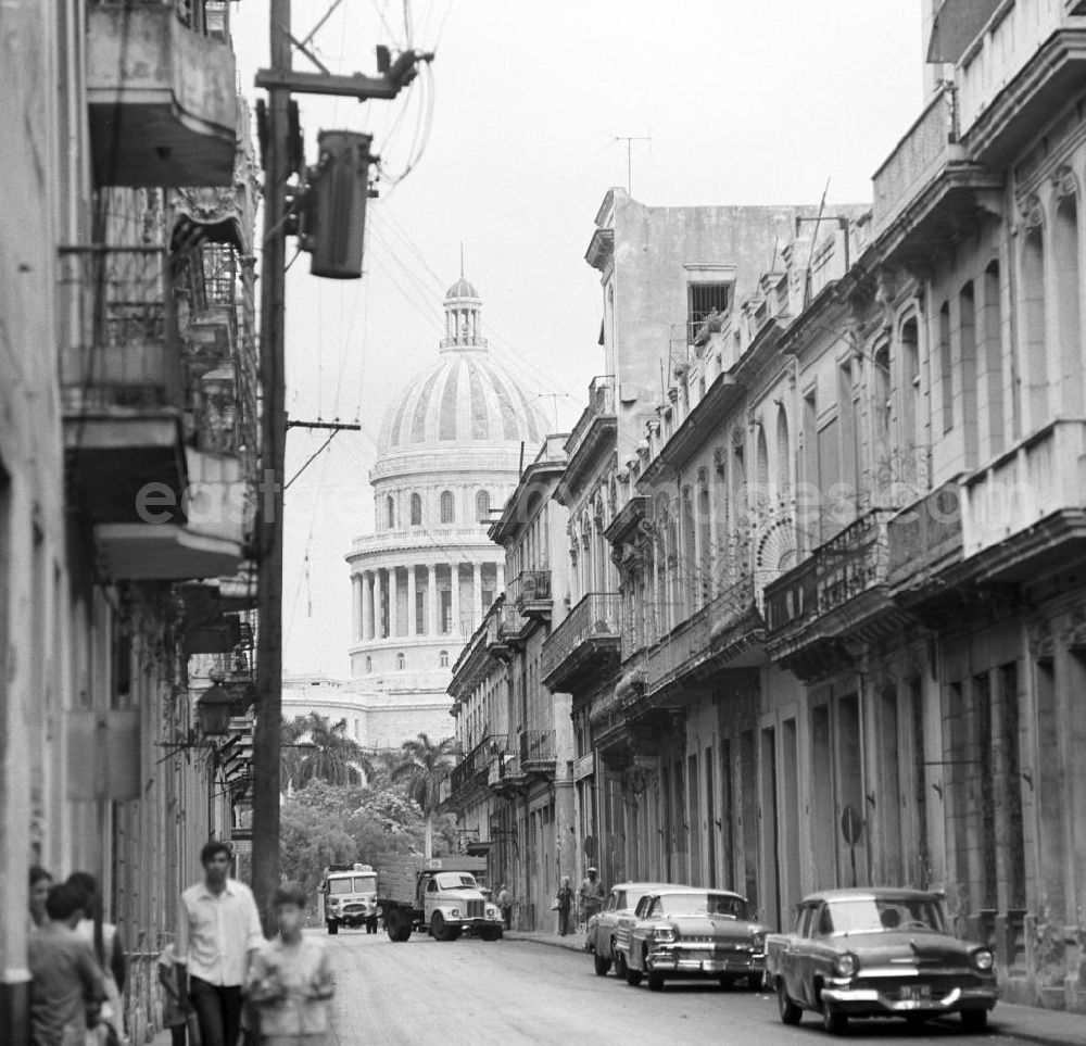 GDR image archive: Havanna - Straßenszene mit Blick auf das Kapitol in der historischen Altstadt von Havanna. Ursprünglich als Regierungssitz für den kubanischen Präsidenten gebaut, wird das Capitolio seit 1959 als öffentlich zugängliches Kongresszentrum genutzt.