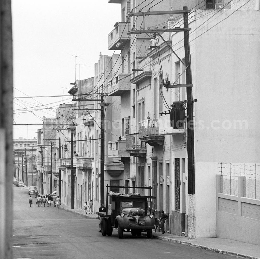 GDR photo archive: Havanna - Straßenszene in der historischen Altstadt von Havanna.