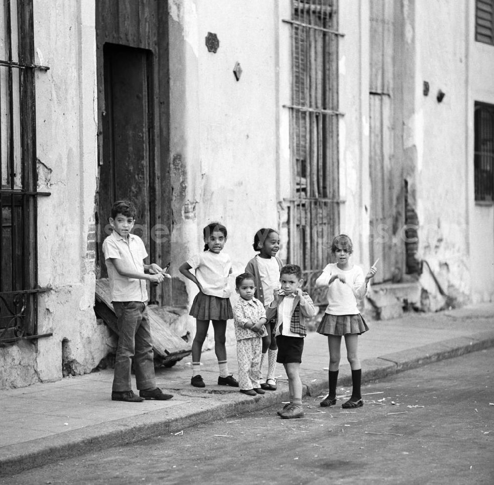 GDR picture archive: Havanna - Straßenszene in der historischen Altstadt von Havanna.