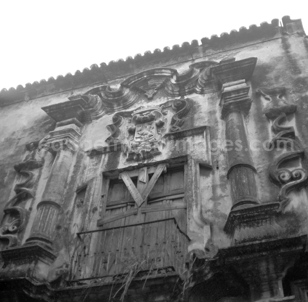 GDR photo archive: Havanna - Blick auf eine Hausfassade in der Altstadt von Havanna.