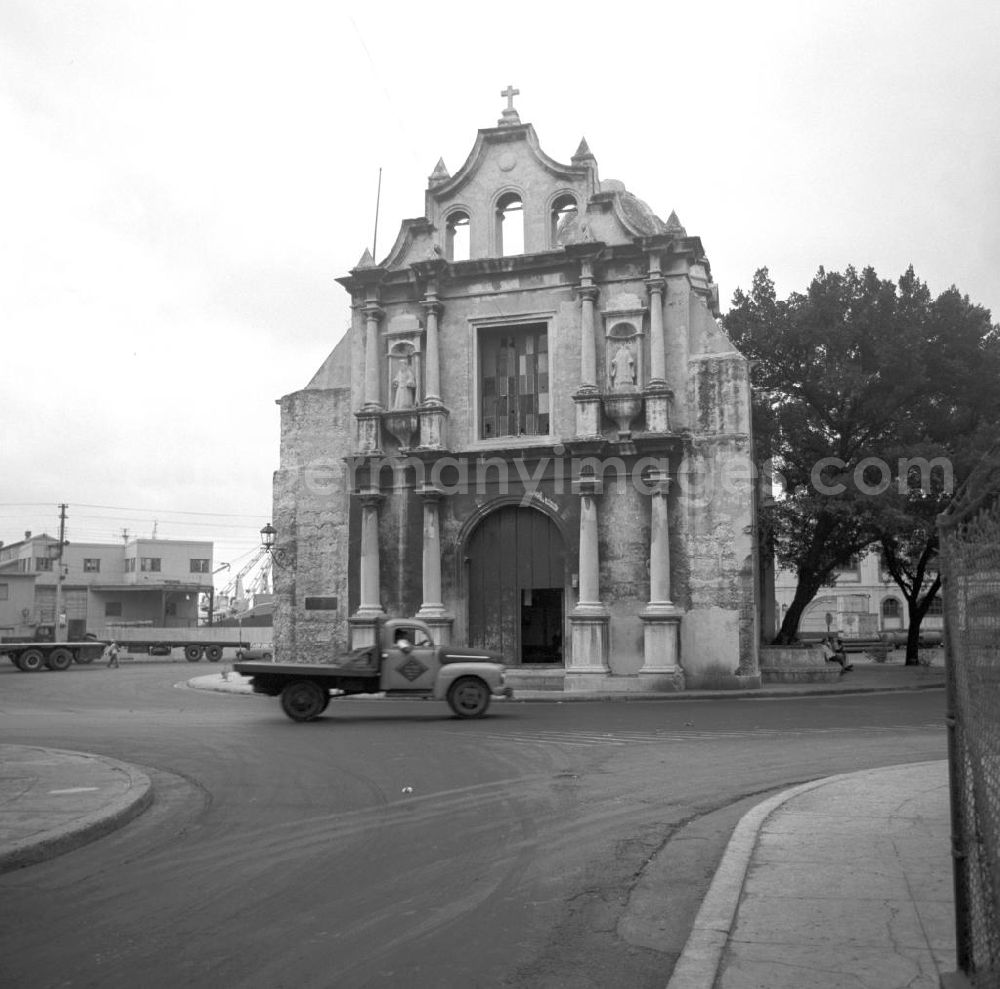 GDR picture archive: Havanna - Blick auf die Kirche Iglesia de San Francisco de Paula in der Altstadt von Havanna.