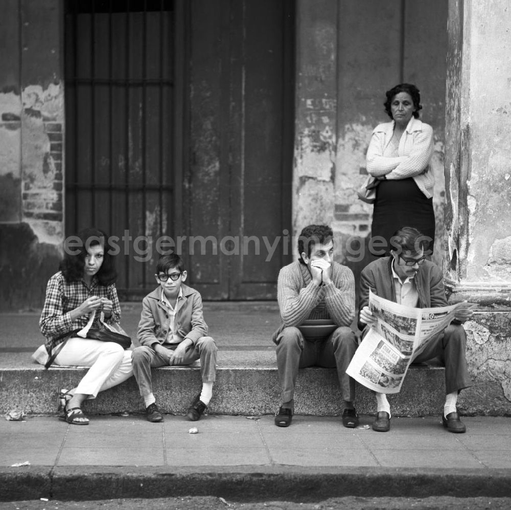 GDR image archive: Havanna - Straßenszene in der historischen Altstadt von Havanna.