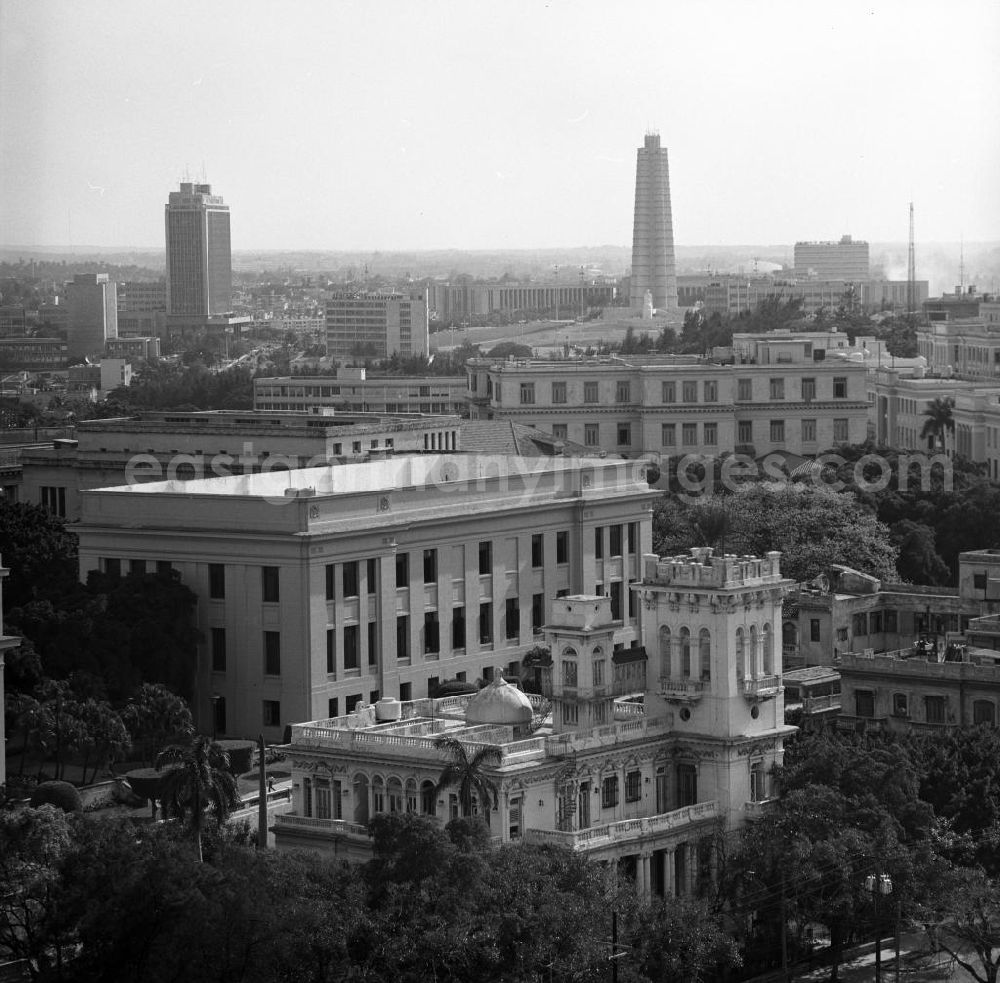 GDR picture archive: Havanna - Blick aus dem Hotel Havanna Libré über die Dächer von Havanna auf das José-Martí-Denkmal auf dem Plaza de la Revolución (Platz der Revolution).