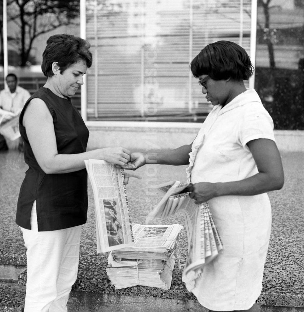 Havanna: Eine Passantin kauft bei einer Zeitungsverkäuferin auf einer Straße in Havanna die aktuelle Ausgabe der Granma, der offiziellen Zeitung der Kommunistischen Partei Kubas (PCC). An diesem Tag ist die Zeitung voll mit Berichterstattungen und Fotos von der Ankunft des Staats- und Parteivorsitzenden der DDR, Erich Honecker, der vom 2