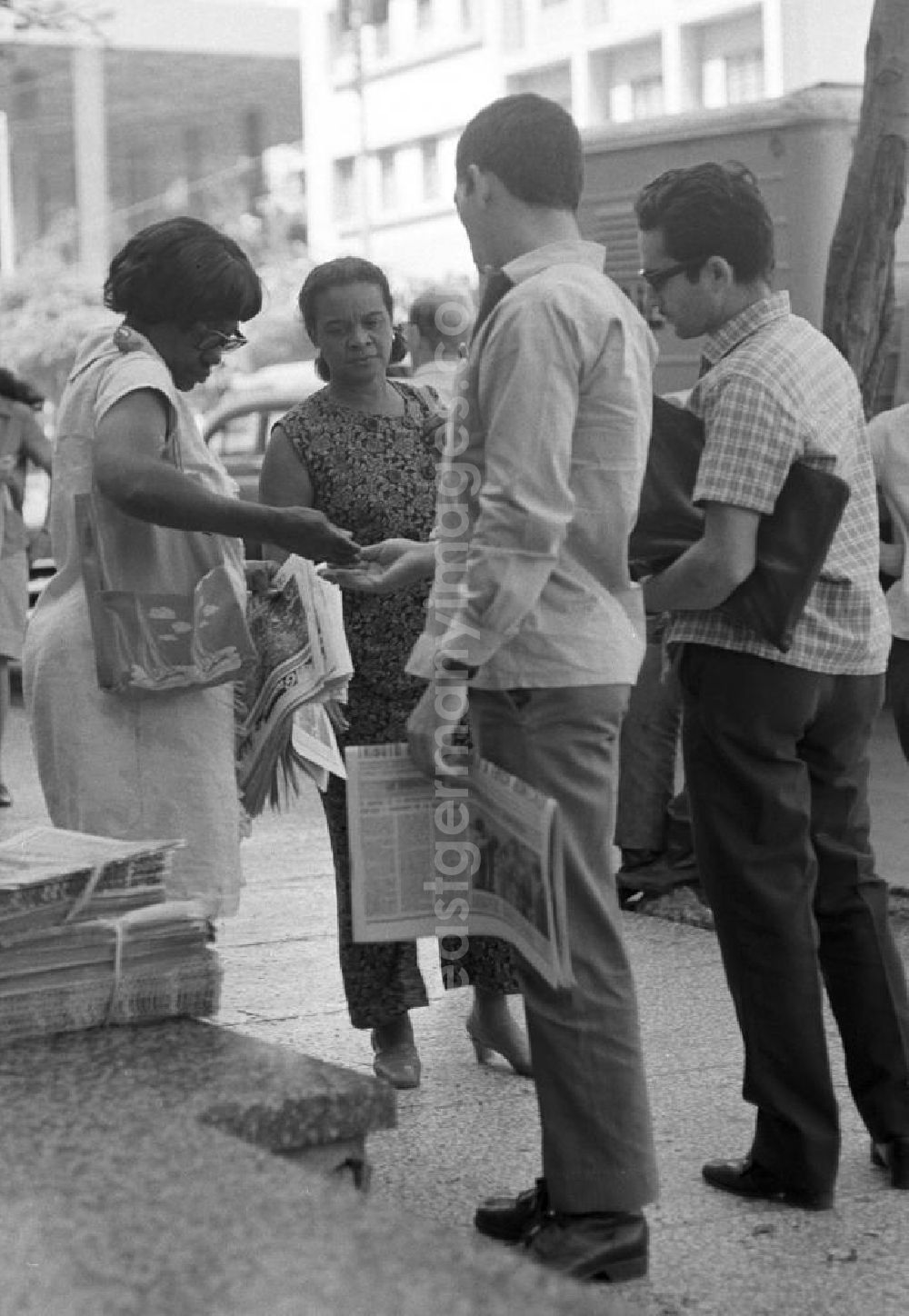 Havanna: Passanten kaufen bei einer Zeitungsverkäuferin auf einer Straße in Havanna die aktuelle Ausgabe der Granma, der offiziellen Zeitung der Kommunistischen Partei Kubas (PCC). An diesem Tag ist die Zeitung voll mit Berichterstattungen und Fotos von der Ankunft des Staats- und Parteivorsitzenden der DDR, Erich Honecker, der vom 2