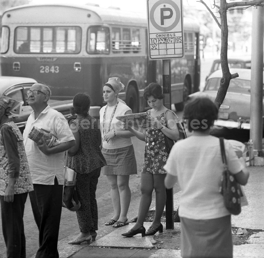 GDR image archive: Havanna - An einer Haltestelle warten Passanten in Havanna auf ihren Bus.