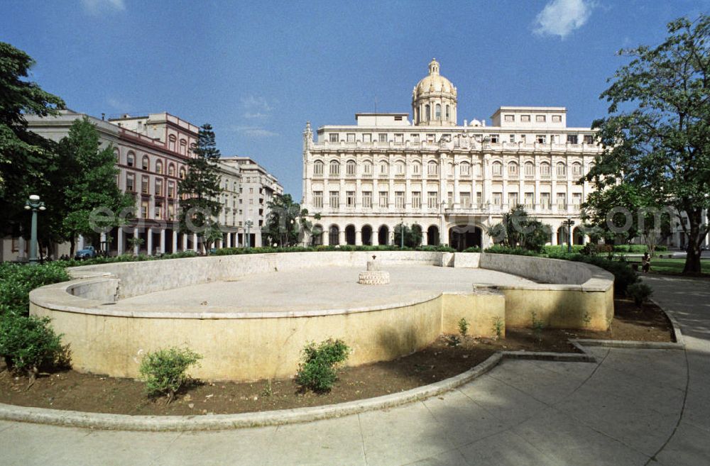 Havanna: Ein trockener Springbrunnen steht vor dem Präsidentenpalast mit dem Museo de la Revolucíon in Havanna.