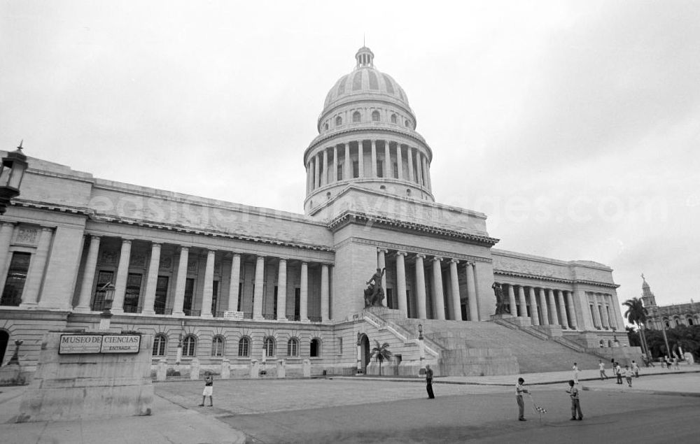 GDR picture archive: Havanna - Am Paseo de Martí - Blick auf das Kapitol in der kubanischen Hauptstadt Havanna. Ursprünglich als Regierungssitz für den kubanischen Präsidenten gebaut, wird das Gebäude seit 1959 als öffentlich zugängliches Kongresszentrum genutzt.
