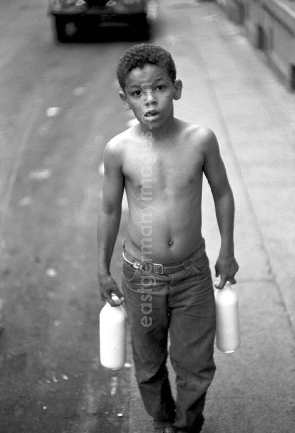 GDR image archive: Havanna - Kubanischer Junge mit Milchflaschen.