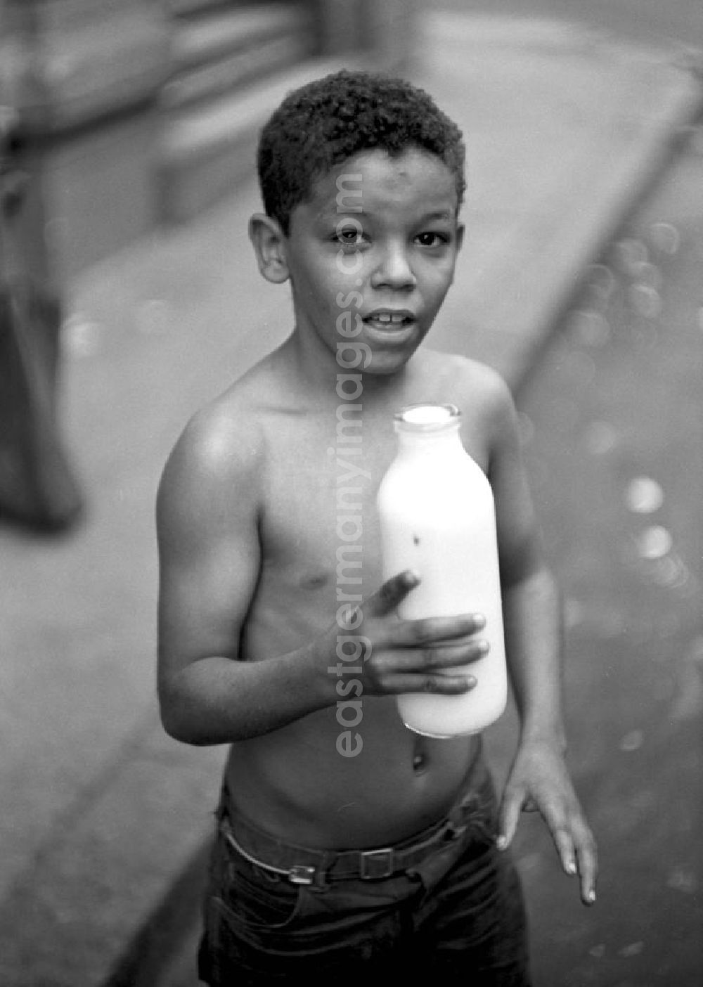 GDR photo archive: Havanna - Kubanischer Junge mit Milchflasche.