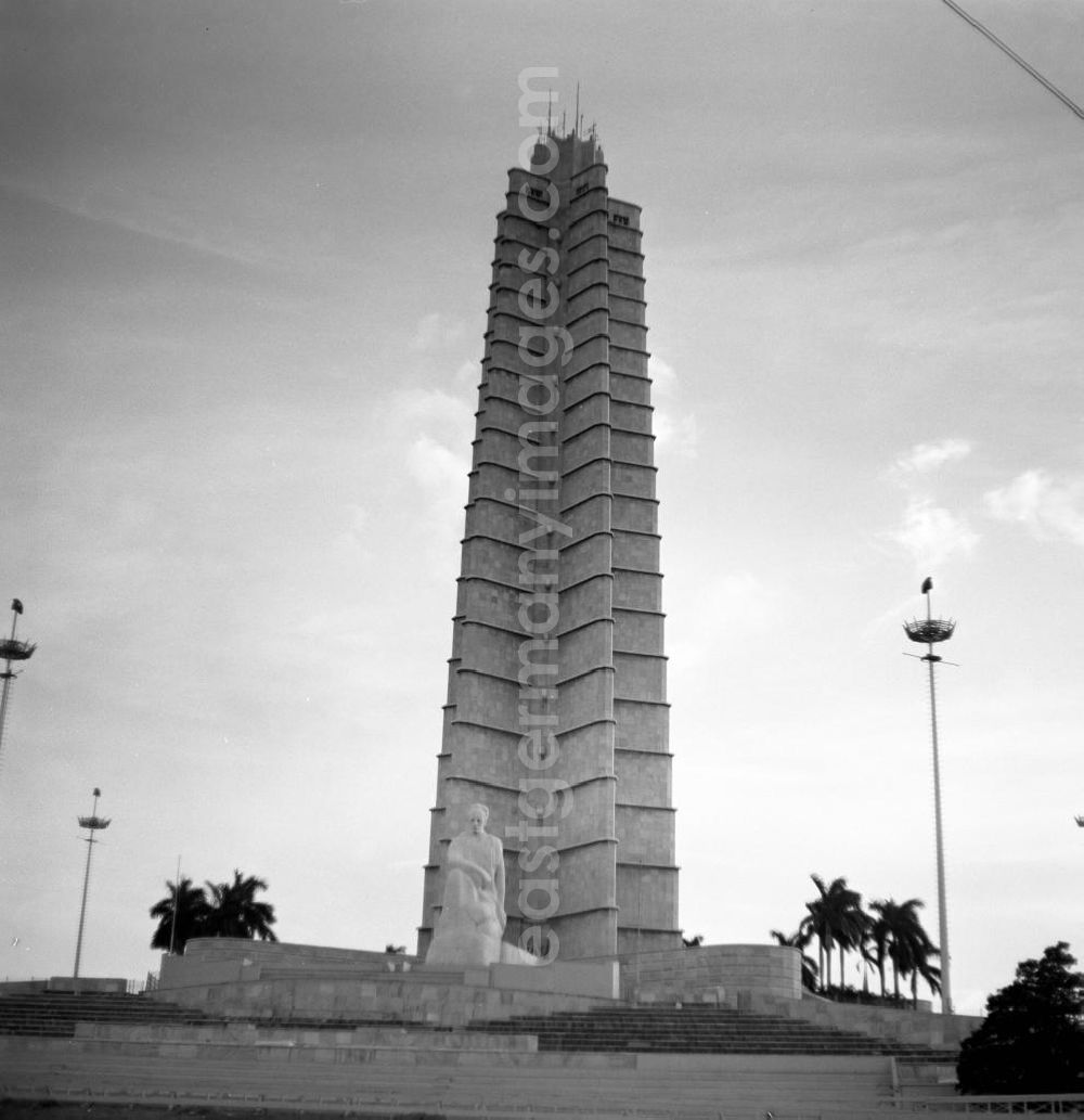 GDR picture archive: Havanna - Blick auf das José-Martí-Denkmal auf dem Plaza de la Revolución (Platz der Revolution) in Havanna. José Martí ist Symbolfigur des Unabhängigkeitskampfes Kubas gegen Spanien und wird in Kuba als Volksheld verehrt.