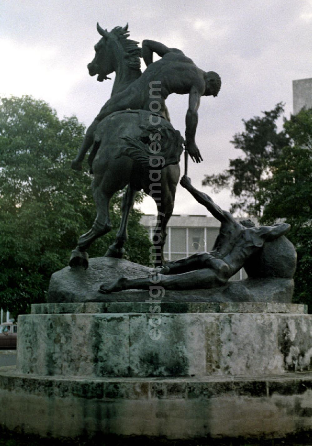GDR image archive: Havanna - Blick auf die Statue Los Portadores de la Antorcha in Havanna. Das Original der Skulptur Die Fackelträger steht in Madrid und stammt von der Bildhauerin Anna Vaughn Hyatt Huntington.