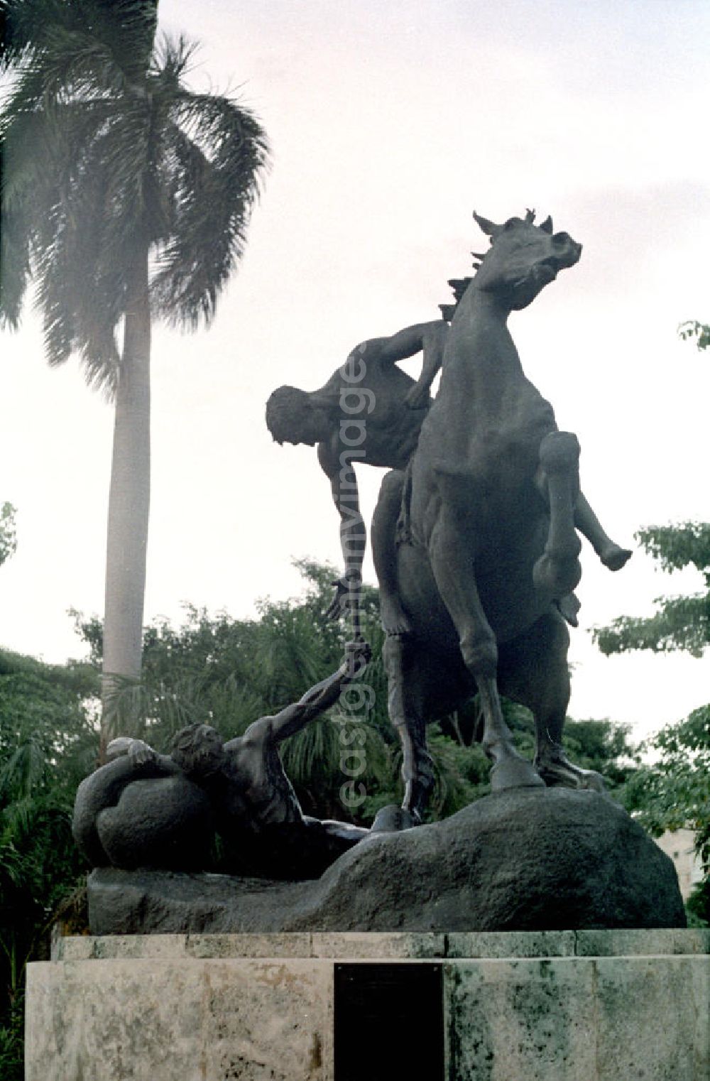 GDR photo archive: Havanna - Blick auf die Statue Los Portadores de la Antorcha in Havanna. Das Original der Skulptur Die Fackelträger steht in Madrid und stammt von der Bildhauerin Anna Vaughn Hyatt Huntington.