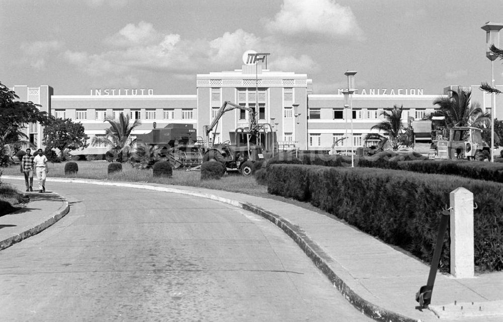 GDR image archive: Holguin - Blick auf das Instituto Mecanizacion bei Holguín in Kuba. Landwirtschaftliche Großgeräte vor dem Institutsgebäude zur Mechnisierung der Landwirtschaft zeugen davon, dass in den 7