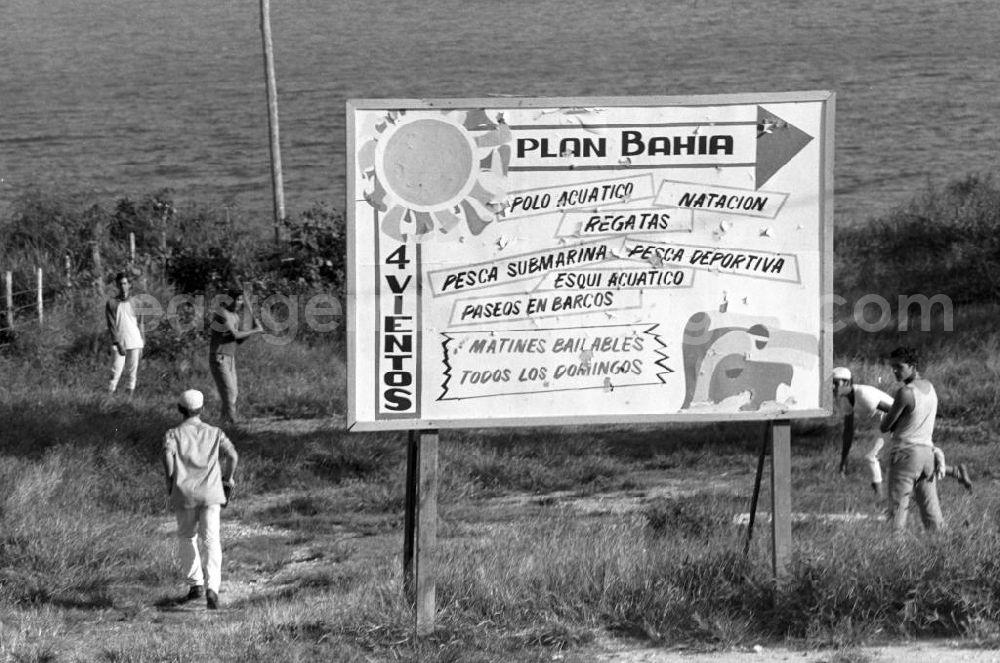 GDR photo archive: Nuevitas - Einheimische Jugendliche spielen am Strand 4 Vientos bei Nuevitas Baseball. Die Tradition des Baseball in Kuba reichte ins 19. Jahrhundert zurück und entwickelte sich in der Folgezeit zum Nationalsport, der auch nach der Revolution 1959 als solcher weitergeführt wurde.