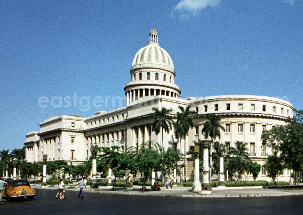 GDR photo archive: Havanna - Blick auf das Kapitol in der kubanischen Hauptstadt Havanna. Ursprünglich als Regierungssitz für den kubanischen Präsidenten gebaut, wird das Gebäude seit 1959 als öffentlich zugängliches Kongresszentrum genutzt.