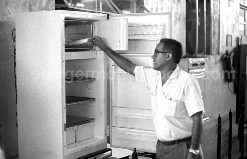 GDR photo archive: Santa Clara - Ein Mitarbeiter eines Kühlschrankwerkes in Santa Clara präsentiert das Kühlfach eines fertiggestellten Kühlschrankes.