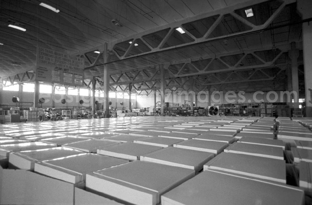 Santa Clara: Aufgereiht stehen Kühlschränke in einer Produktionshalle in einem Kühlschrankwerk in Santa Clara, aufgenommen am 21.11.1972. Über der Produktion hängt die übliche Tafel zur Planwirtschaft.
