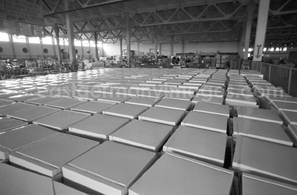 GDR image archive: Santa Clara - Aufgereiht stehen Kühlschränke in einer Produktionshalle in einem Kühlschrankwerk in Santa Clara. Über der Produktion hängt die übliche Tafel zur Planwirtschaft.