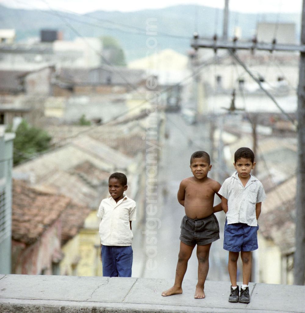 Santiago de Cuba: Kinder auf der obersten Stufe einer Treppe in Santiago de Cuba.
