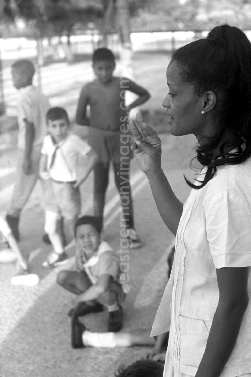 GDR photo archive: Havanna - Eine Erzieherin spricht in einem Kindergarten in Havanna zu den Kindern.