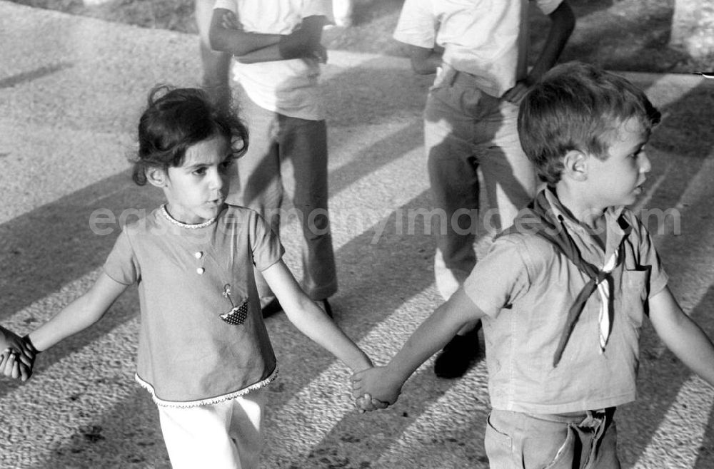 GDR picture archive: Havanna - Kinder tanzen Ringelreihen in einem Kindergarten in Havanna.