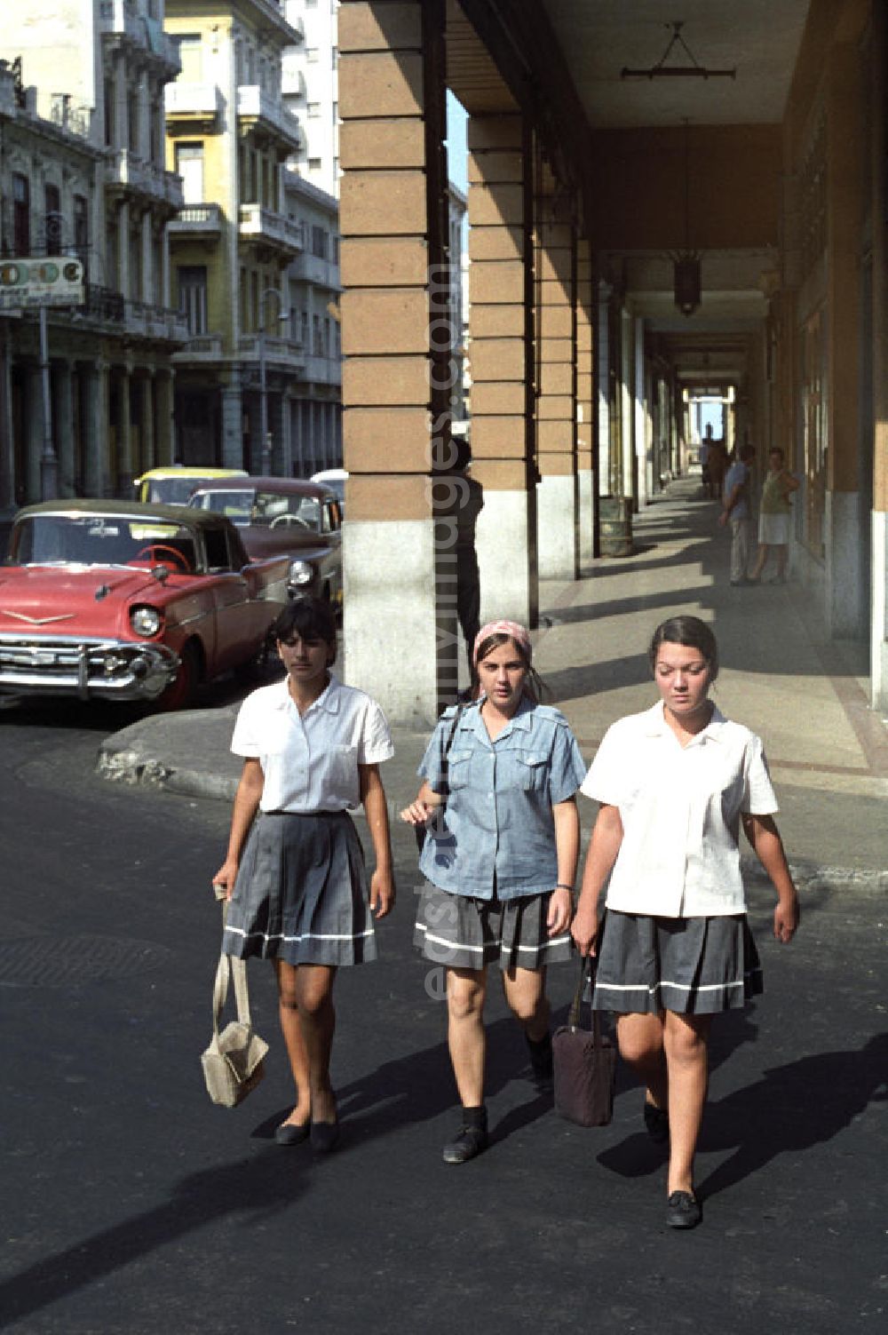 GDR image archive: Havanna - Drei Mädchen in Schuluniform überqueren eine Straße in Havanna.