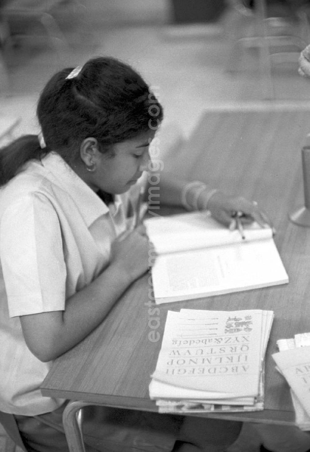 GDR picture archive: Havanna - Ein Mädchen lernt im Gruppenraum ihrer nach dem kubanischen Revolutionär Camilo Cienfuegos benannten Mittelschule in Havanna.