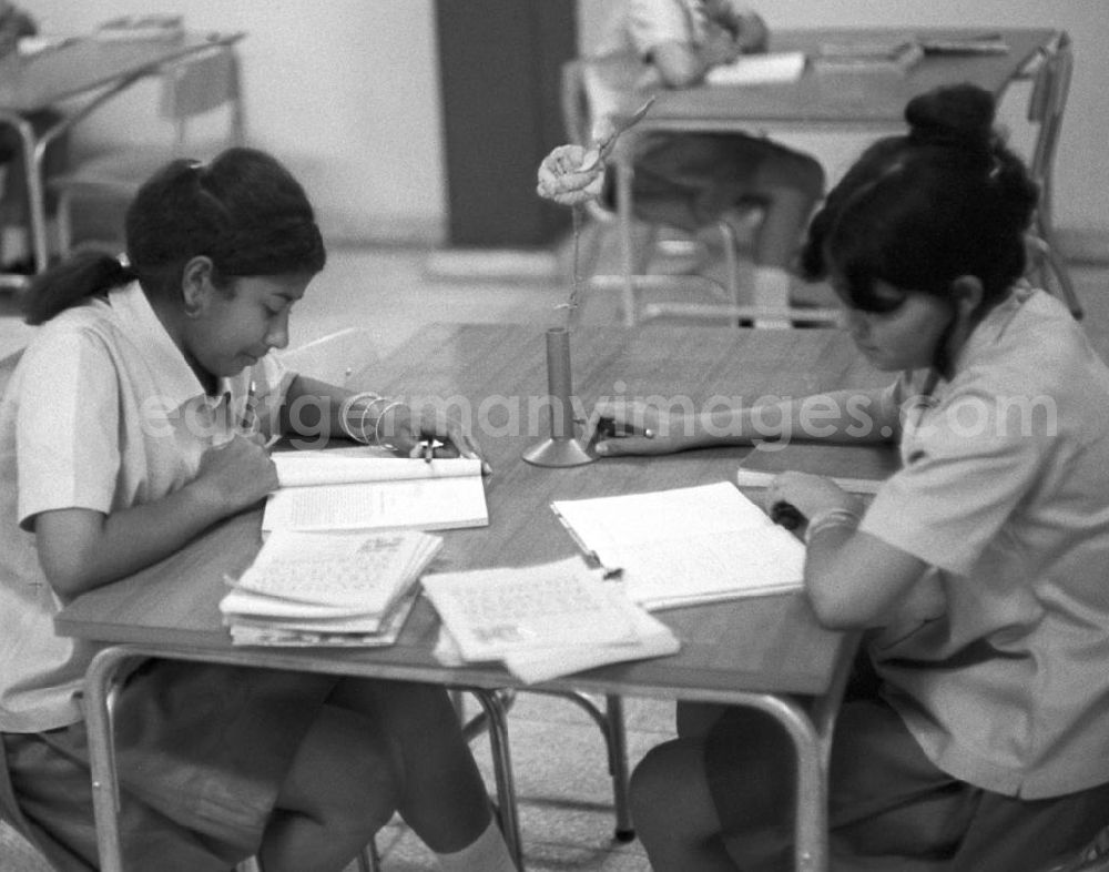 Havanna: Zwei Mädchen lernen im Gruppenraum ihrer nach dem kubanischen Revolutionär Camilo Cienfuegos benannten Mittelschule in Havanna.