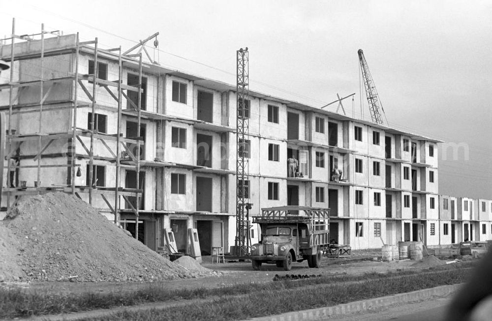GDR photo archive: Ciego de Ávila - Ganz im sozialistischen Sinne bauen Arbeitsbrigaden die Neubausiedlungen in Ciego de Ávila, um auf diese Weise schnell neuen Wohnraum für die Bevölkerung zu schaffen.