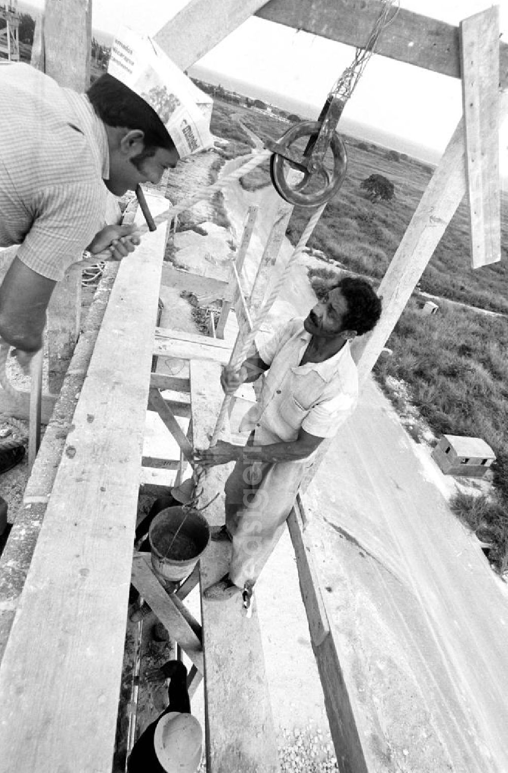 GDR image archive: Havanna - Ganz im sozialistischen Sinne bauen Arbeitsbrigaden aus jungen Architekten, Bauarbeitern und künftigen Bewohnern gemeinsam die Neubausiedlungen in Havanna Alamar. Die kubanische Plattenbausiedlung Alamar war einst als Symbol sozialistischen Lebens geplant worden und ist seit Mitte der 6