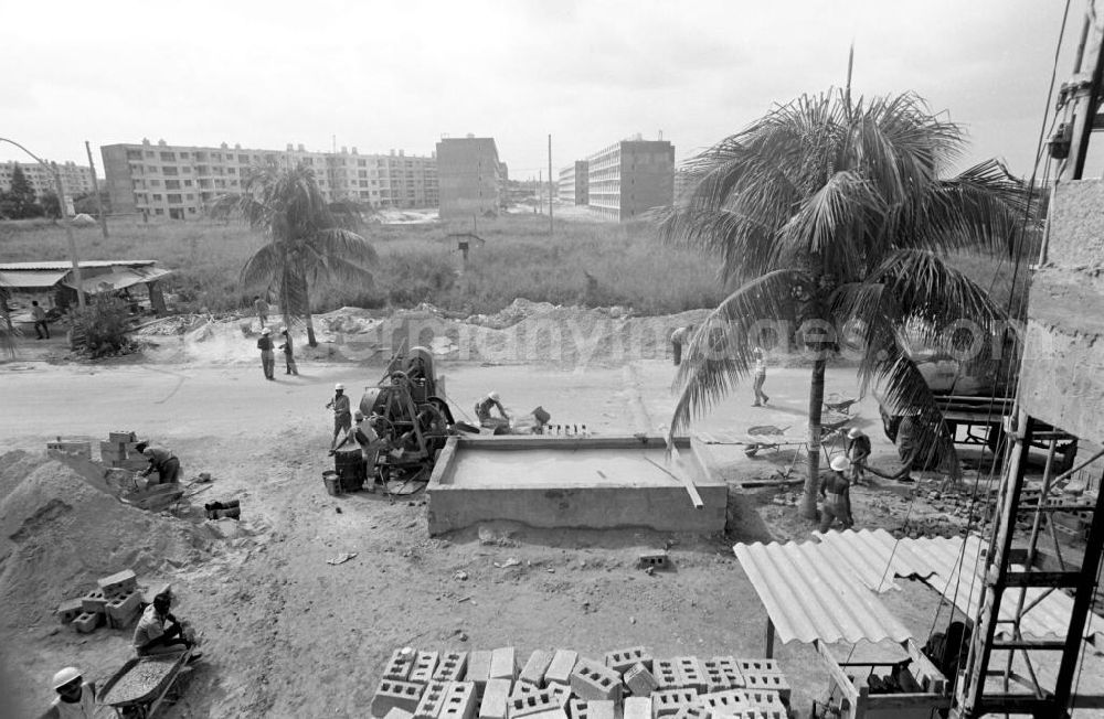 GDR photo archive: Havanna - Ganz im sozialistischen Sinne bauen Arbeitsbrigaden aus jungen Architekten, Bauarbeitern und künftigen Bewohnern gemeinsam die Neubausiedlungen in Havanna Alamar. Die kubanische Plattenbausiedlung Alamar war einst als Symbol sozialistischen Lebens geplant worden und ist seit Mitte der 6