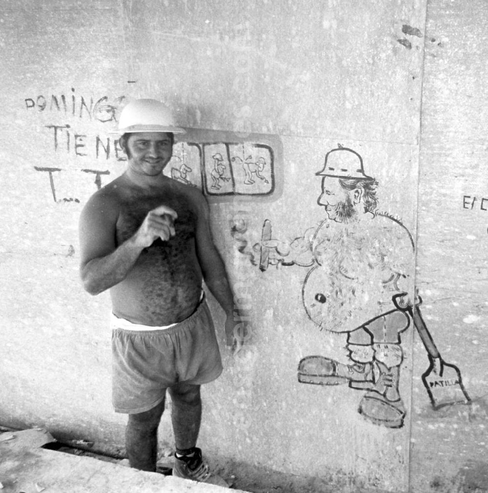 GDR picture archive: Havanna - Ganz im sozialistischen Sinne bauen Arbeitsbrigaden aus jungen Architekten, Bauarbeitern und künftigen Bewohnern gemeinsam die Neubausiedlungen in Havanna Alamar - dabei kommt auch der Humor nicht zu kurz, wie die Karikaturen einzelner Mitglieder der Jugendbrigade an einer Hauswand zeigen. Die kubanische Plattenbausiedlung Alamar war einst als Symbol sozialistischen Lebens geplant worden und ist seit Mitte der 6